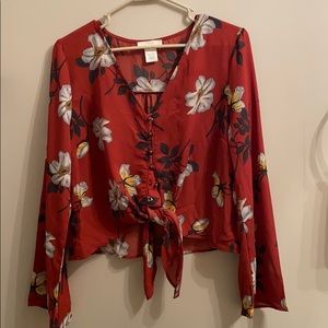 Cute crop top blouse that buttons.